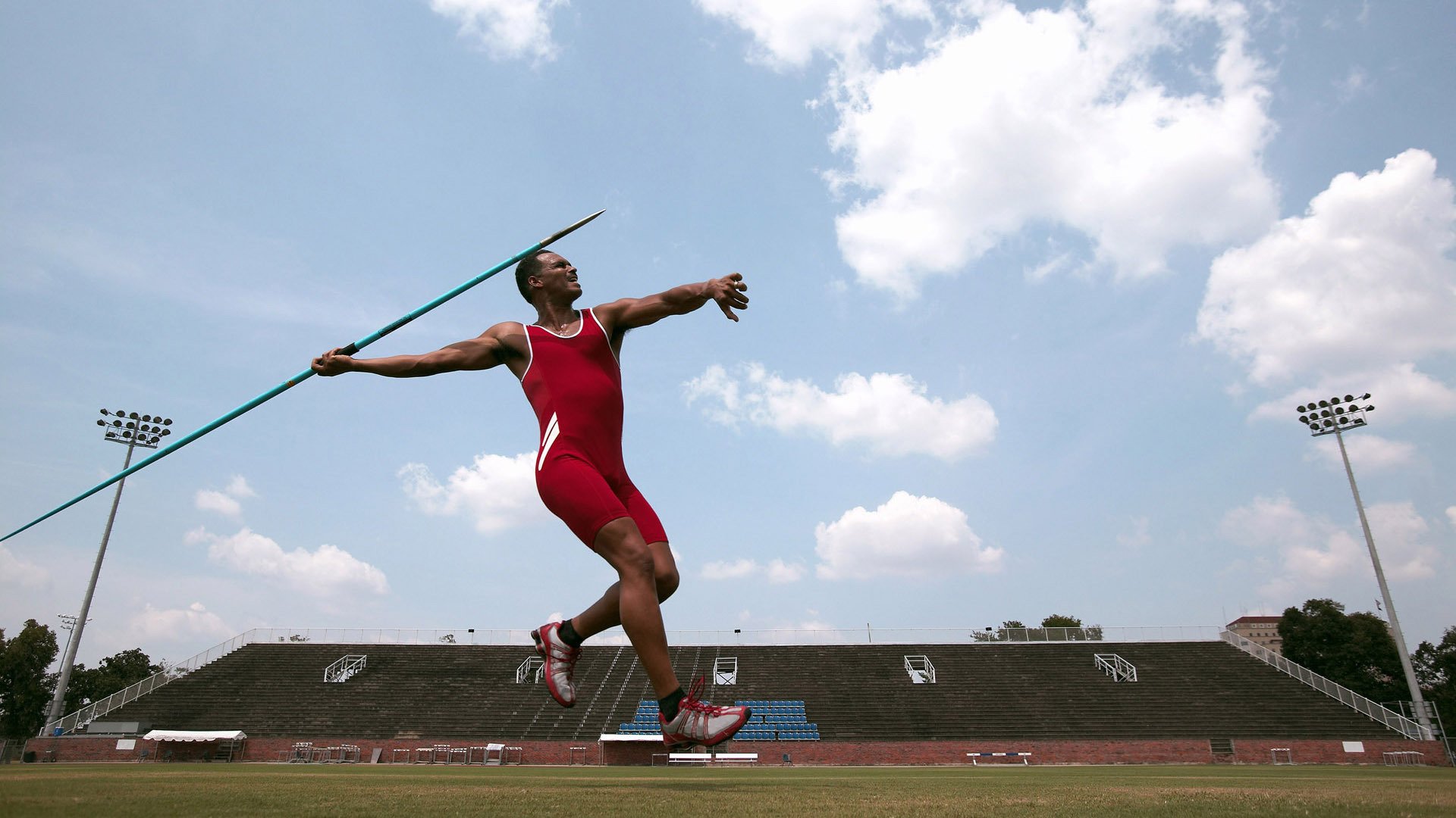 青训营组织模拟采访训练培养球员表达与媒体沟通,采访运动员训练的问题